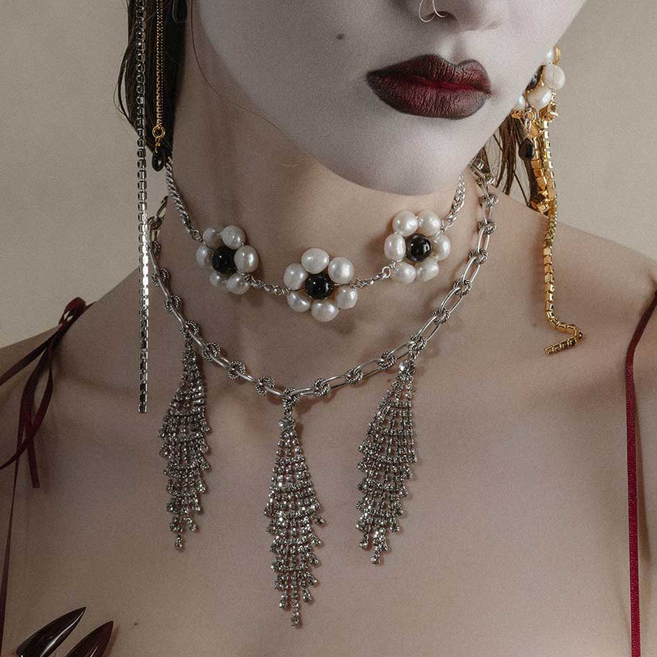 LILLIAN. Pearl Daisy Choker - Gold - Image 3