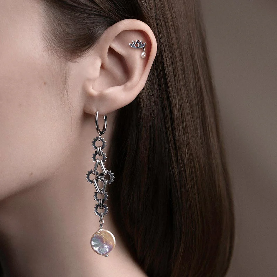 OCULUS. Starry Eyed Pearl Stud Earring - Gold - Image 2