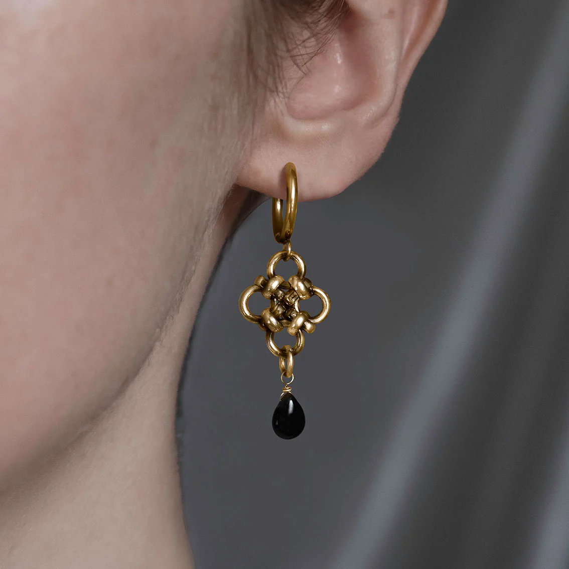 RUBIOUS. Chainmail & Black Agate Hoop Earrings - Gold