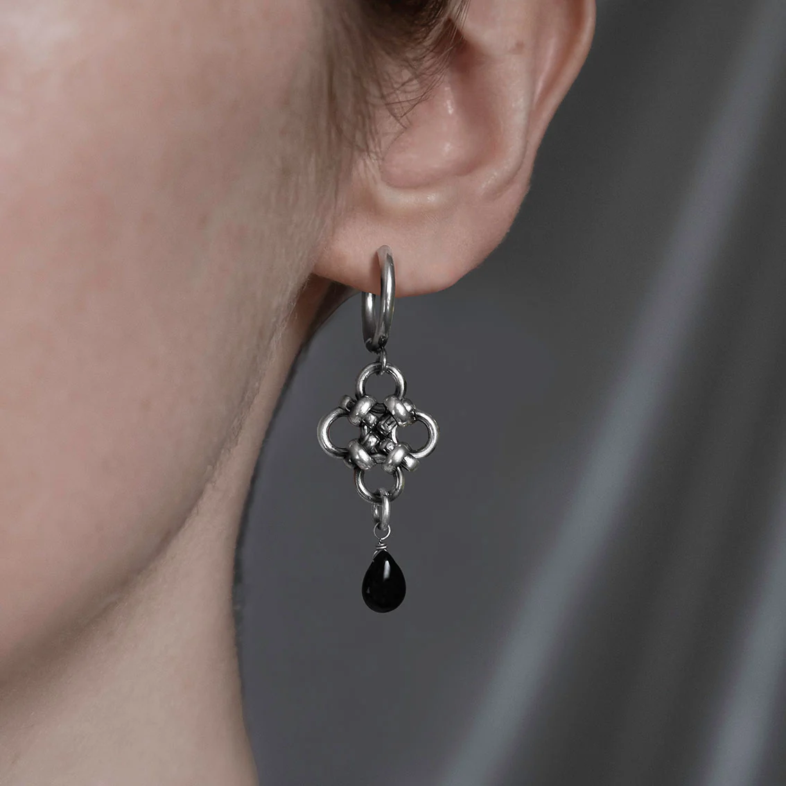 RUBIOUS. Chainmail & Black Agate Hoop Earrings - Silver - Image 2